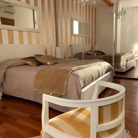 Palazzo Teatro Vecchio-Holiday Suites Salò Eksteriør bilde